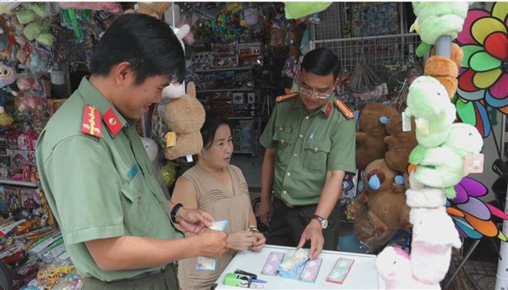 Cán bộ Phòng An ninh kinh tế, Công an tỉnh Tây Ninh trao đổi với chủ đại lý bán vé số tự chọn về thủ đoạn lừa đảo qua hình thức trúng vé số tự chọn.